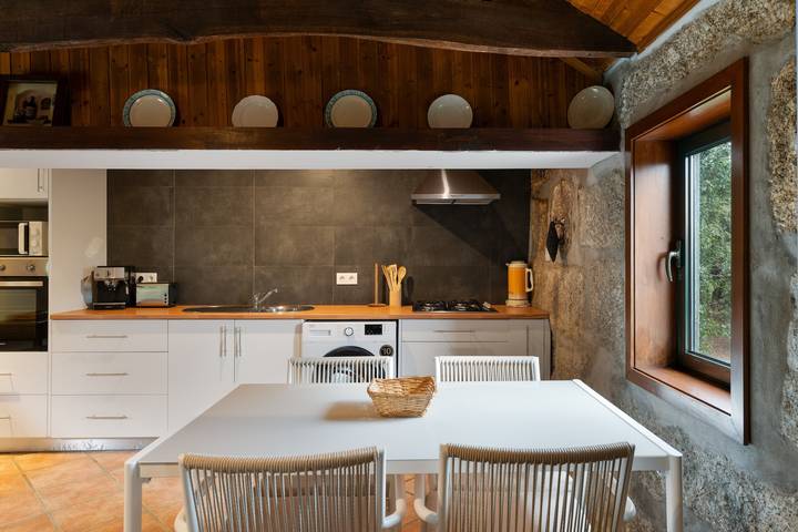 Casa vacanze 'Casa De Andrães - Glicíneas' con vista montagna, Wi-Fi e aria condizionata in Santo Isidoro e Livração, Distretto di Porto