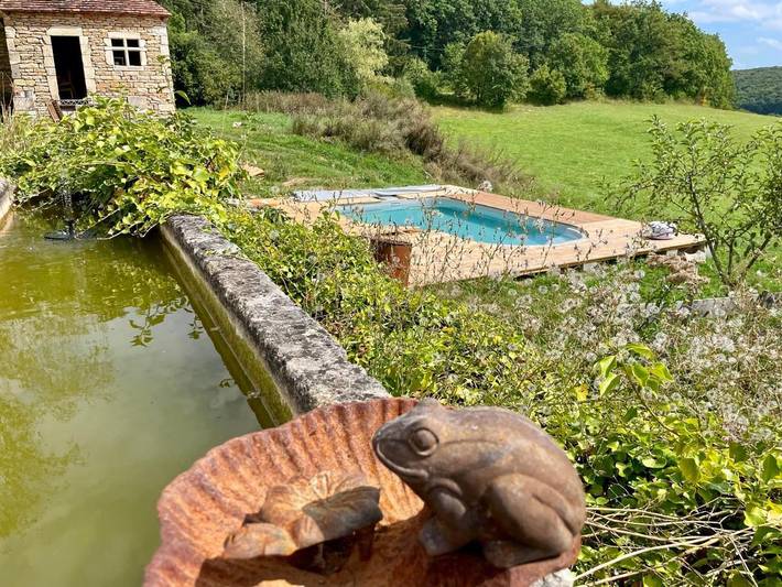 Location de vacances pour 2 personnes, avec Terrasse et Jardin ainsi que Piscine et Vue dans Avot