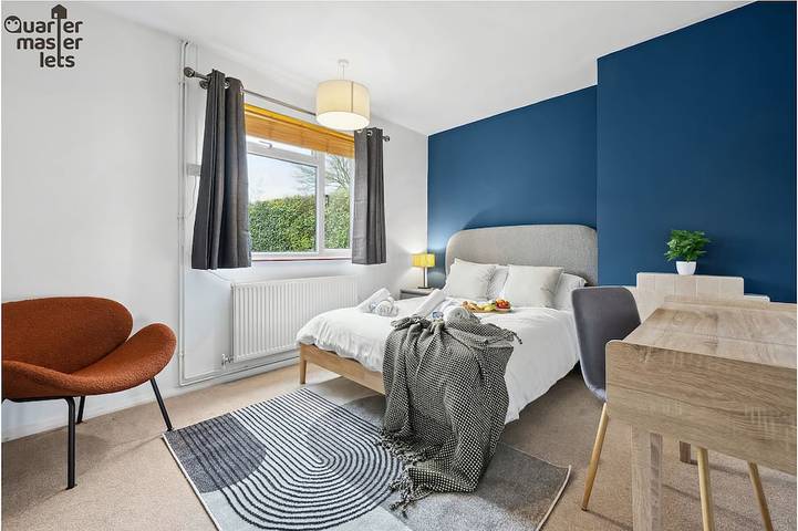 2x Bedroom Bungalow (Sleeps 6x) w. Parking in West Horsley, Guildford