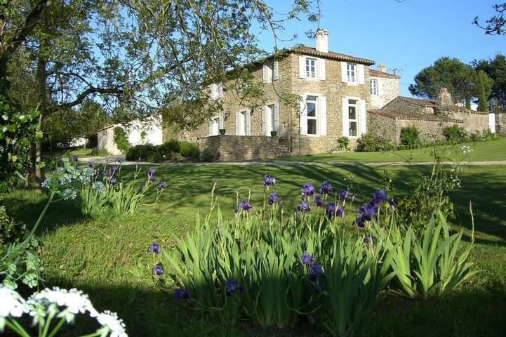 Gîte pour 4 personnes, avec piscine et jardin