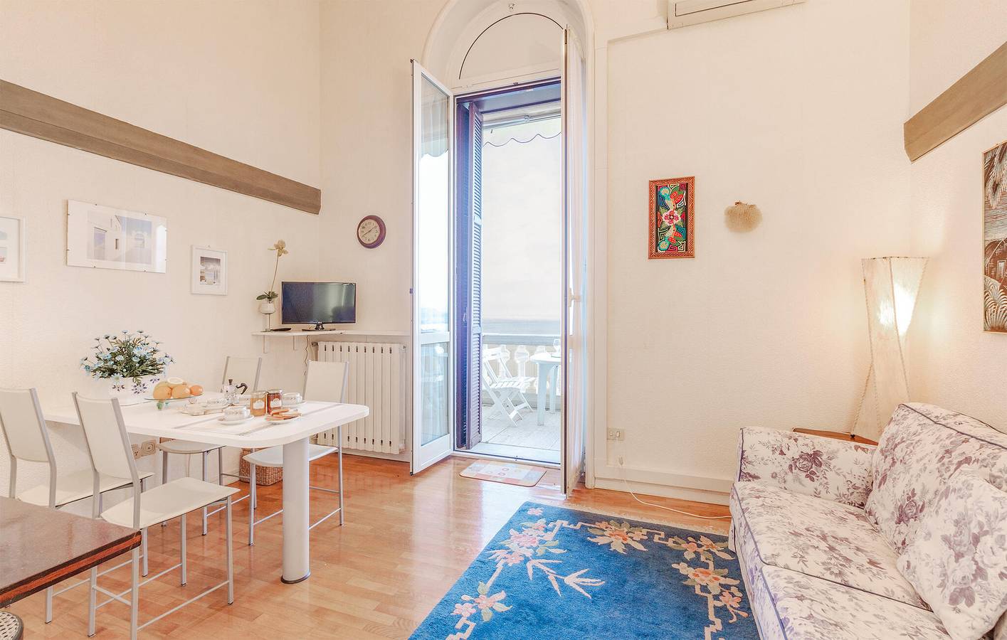 Entire vacation apartment, Beachfront Apartment with Terrace & Parking, 200m to Beach in Grimaldi, Ventimiglia