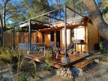 Gîte pour 3 personnes, avec piscine ainsi que jardin et vue à Aurons