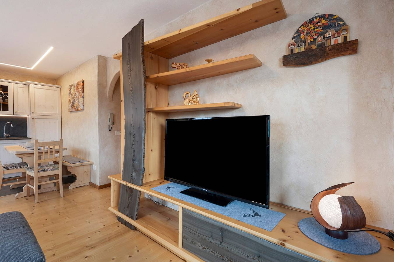 Entire apartment, Apartment 'Casa Elisabeth' with Mountain View, Shared Garden and Balcony in Cavalese, Fleimstaler Alpen