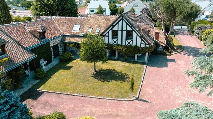 Location de vacances pour 13 personnes, avec bassin pour enfant ainsi que jardin et piscine à Sargé-lès-le-Mans - 2