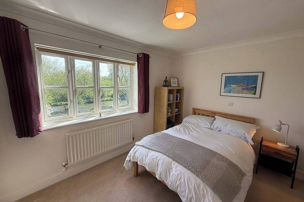 Guildford Retreat: 4Bd Riverside Escape and Garden in Guildford, Surrey