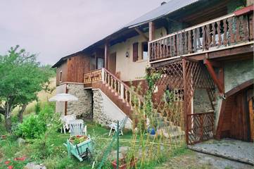 Gîte pour 4 personnes, avec vue sur le lac ainsi que jardin et vue, adapté aux familles à Prunières