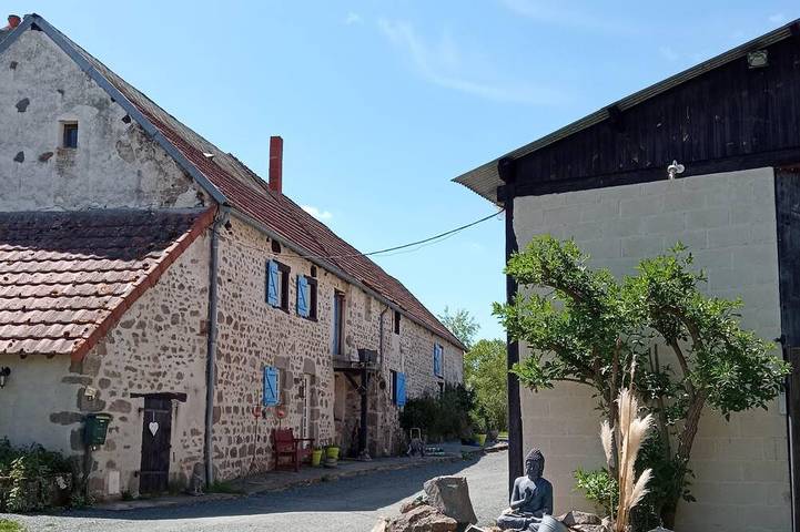 Rural cottage with garden overlooking the swimming pond in Parsac, Guéret und Umgebung