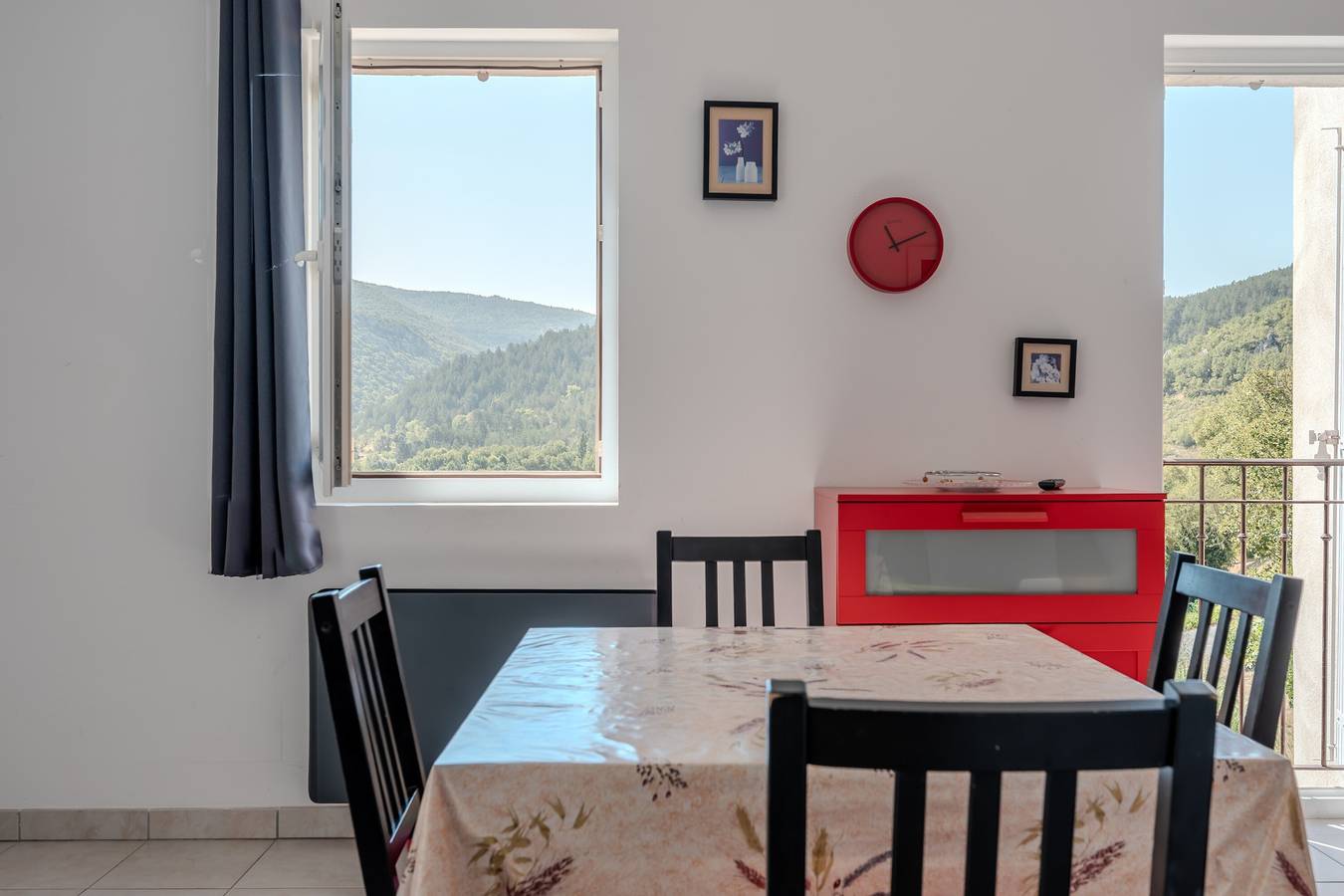 Entire apartment, Apartment 'Résidence Ventoux Revitalisation -' with Mountain View and Wi-Fi in Reilhanette, Nyons region