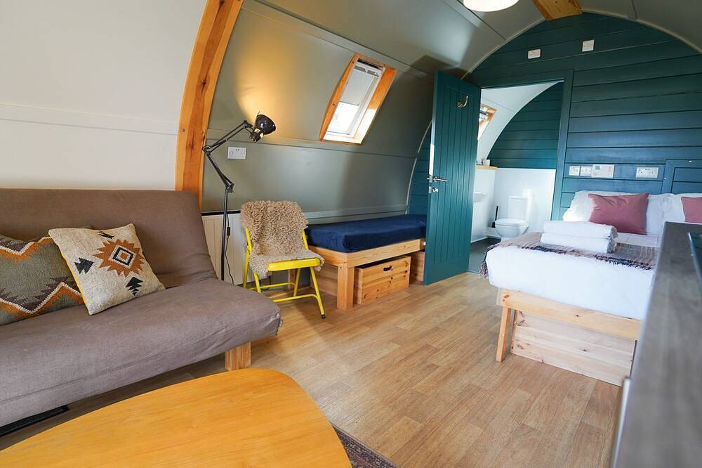Accessible Ensuite Heated Wooden Cabin with Hot Tu in Fife region