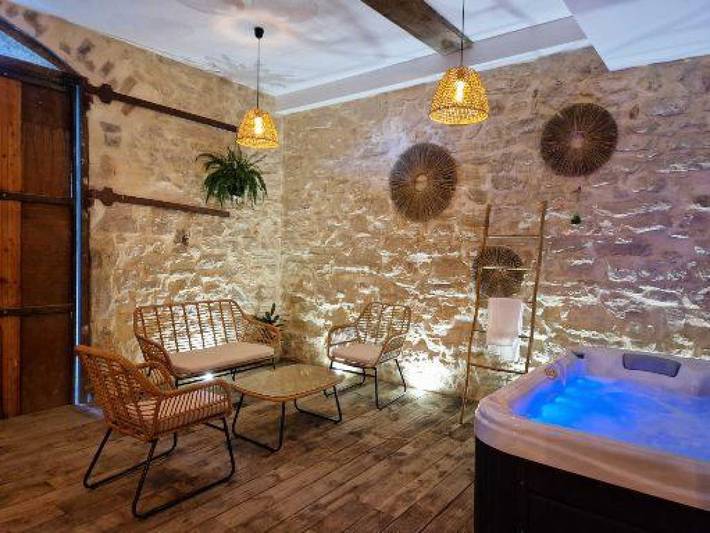 Gîte pour 6 personnes, avec Jacuzzi et Terrasse