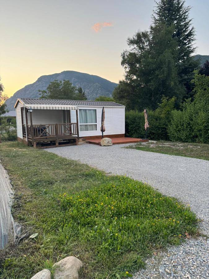 Location de vacances pour 5 personnes, avec vue ainsi que jardin et terrasse à Rochebrune