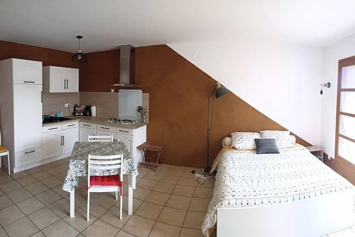 Location de vacances pour 2 personnes, avec vue et jardin à Colombier-le-Vieux - 2
