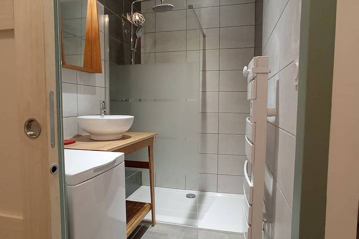 Appartement entier, Le Quai du Gardon •Terrasse Intérieure Privée • Centre Ville • 6 personnes in Alès, Parc national des Cévennes