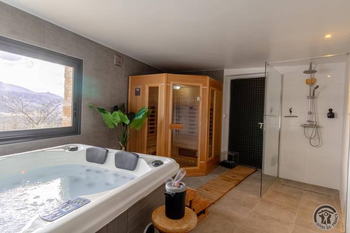 Gîte pour 4 personnes, avec jacuzzi et jardin ainsi que terrasse et sauna dans l' Ariège - 4