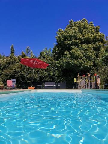 Gîte pour 2 personnes, avec vue ainsi que piscine et jardin à Saint-Privat