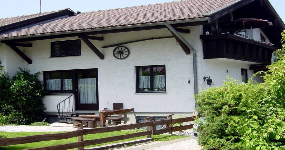 Ferienwohnung für 6 Personen, mit Terrasse und Garten in Übersee