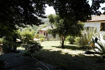 Gîte pour 6 personnes, avec balcon et jardin, animaux acceptés à Ribeira de Pena