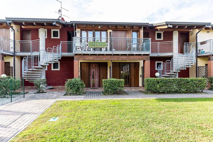 Appartamento intero, Appartamento 'Residence La Corte' con piscina condivisa, balcone e aria condizionata in Castelnuovo del Garda, Prealpi Gardesane