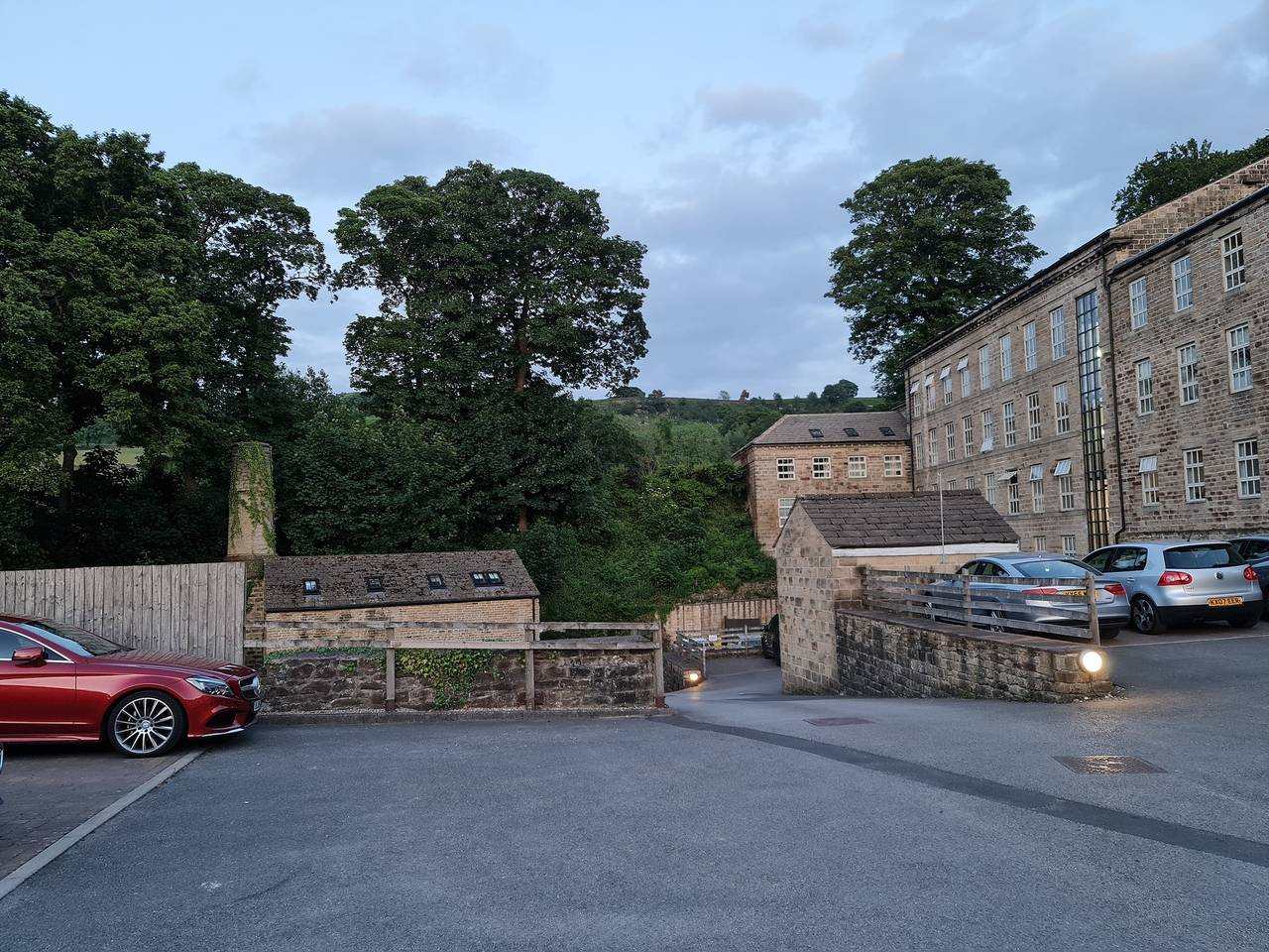 Entire vacation apartment, 2 Bed Woodland Retreat - Garden & Free Parking in West Yorkshire