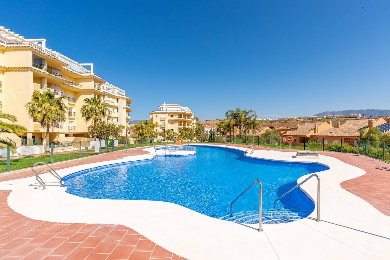 Apartamento entero, Moderno apartamento 'In Jardin Botanico' con vistas al mar, piscina, Wi-Fi, jardín y terraza. in La Cala de Mijas, Mijas