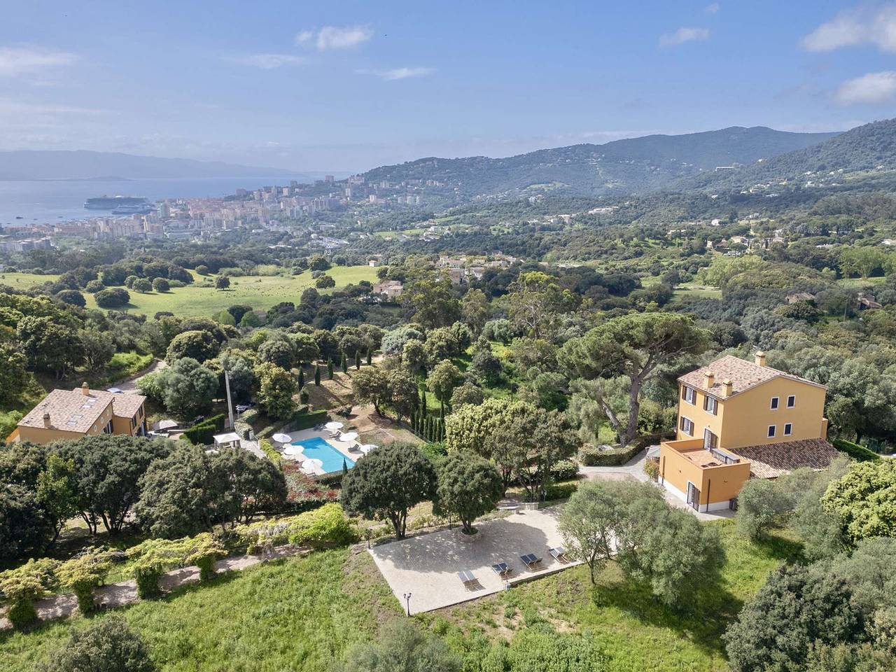 Ganze Wohnung, Geräumige Wohnung mit Pool, Klimaanlage und Terrasse in Ajaccio in Ajaccio, Ajaccio und Umgebung