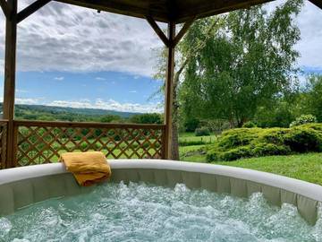 Chambre d’hôte pour 2 personnes, avec vue ainsi que piscine et jardin à Ahun