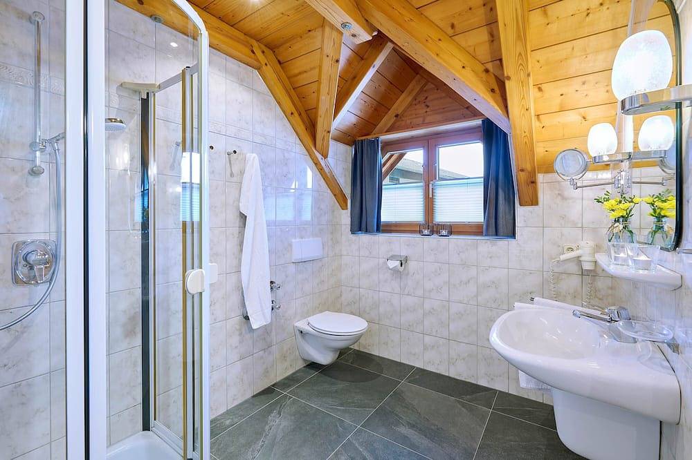 Ganze Wohnung, Ferienwohnung Schlüsselblume, bis 4 Personen, Dachgeschoss, 65 qm in Waging am See, Rupertiwinkel