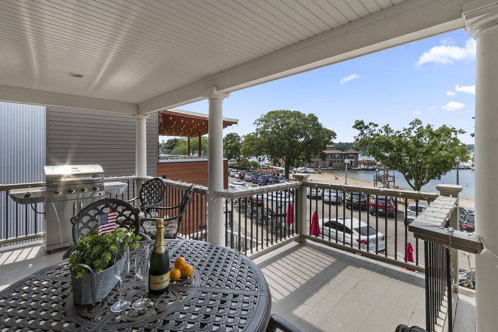 Wrigley Beach House |Great Views of Lake |2nd Floor |Balcony |Steps to Beach & Shopping |Parking in Lake Geneva (WI), Walworth County