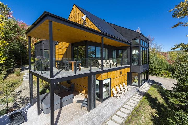 Villa for 10 people, with garden and balcony as well as hot tub in Canada