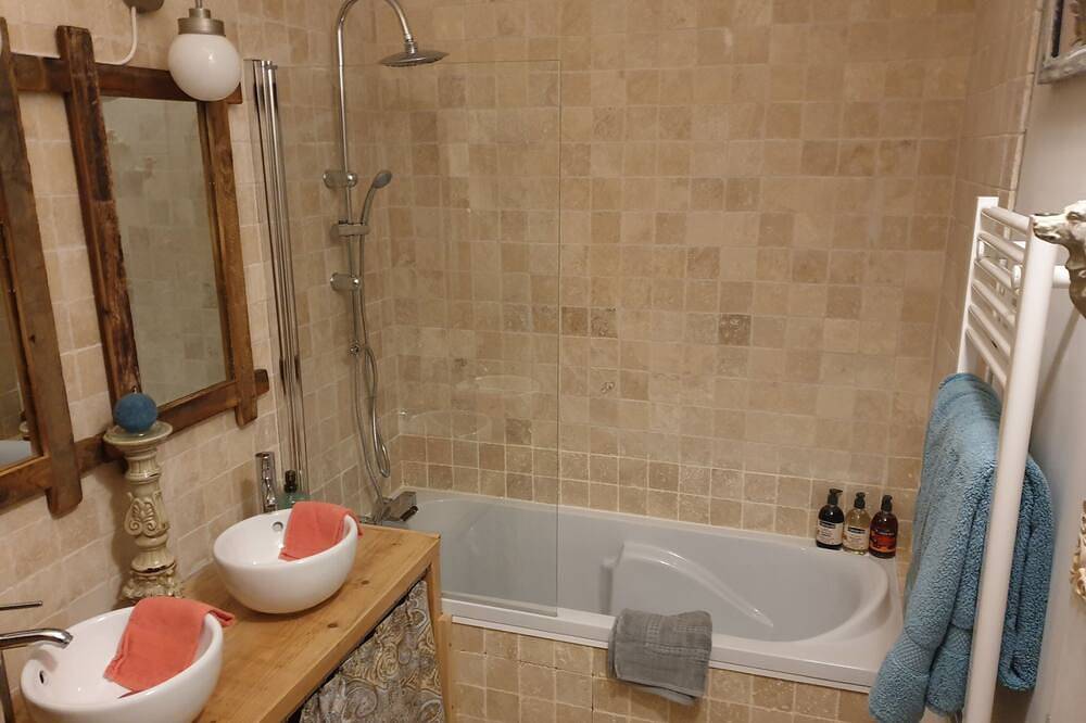 Confort en nature dans un mas du 17 ème, prix par chambre in Saint-Gervais, Région de Nîmes