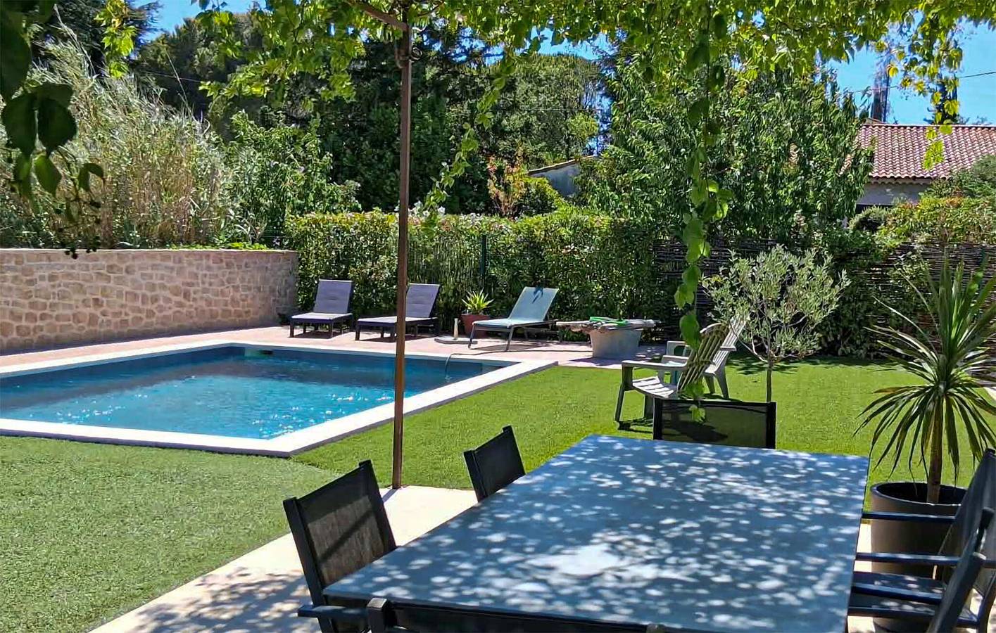 Reizende 135 m² große Ferienwohnung mit Pool und WLAN, in der Nähe von La Courtille Tavel in Tavel, Nimes und Umgebung