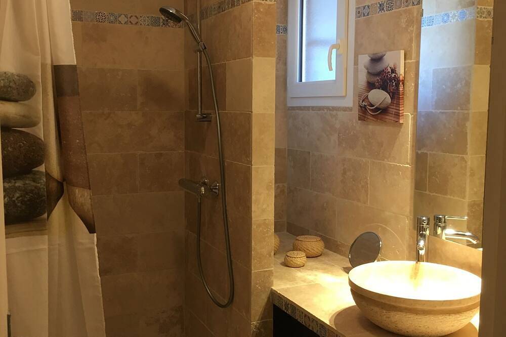Appartement entier, Lumineux appartement de 100 m2 à Pernes-Les-Fontaines entre Ventoux et Avignon. in Pernes-les-Fontaines, Vaucluse