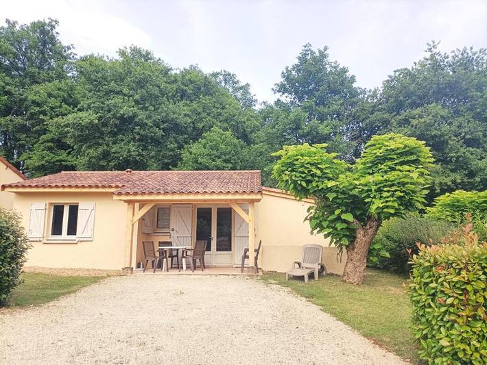 Location de vacances pour 5 personnes, avec vue ainsi que piscine et jardin à Thonac - 2