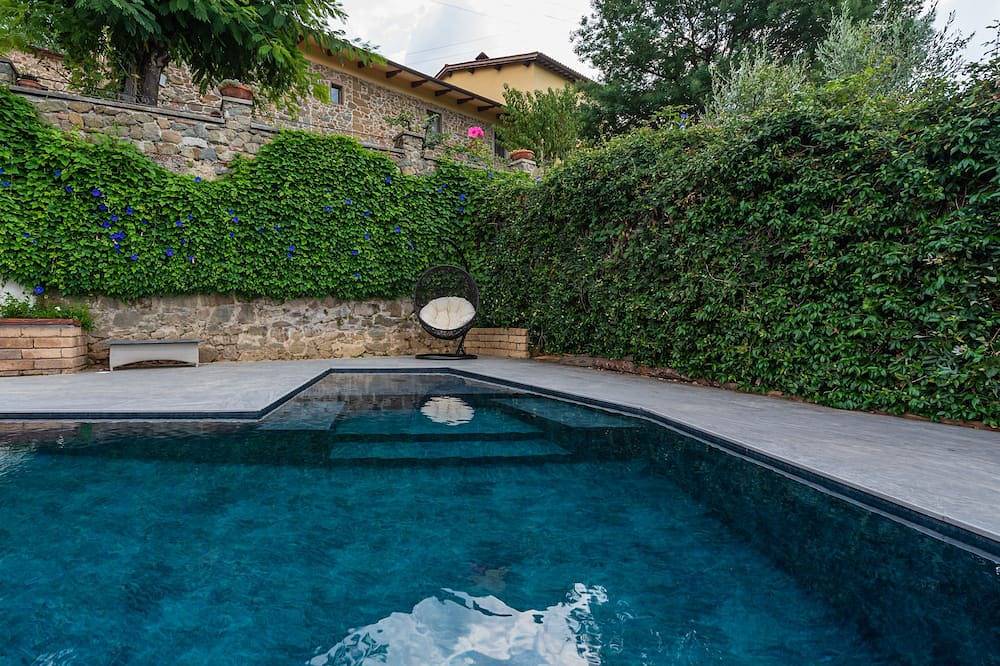 Typisch toskanisches Bauernhaus aus Stein in Monsummano Terme, Pistoia Provinz