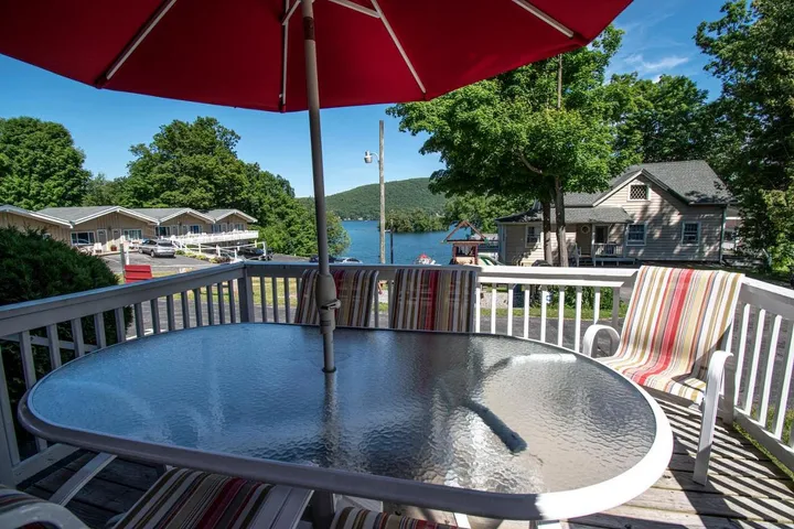 Resort für 3 Personen, mit Seeblick und Ausblick sowie Pool und Terrasse - 1