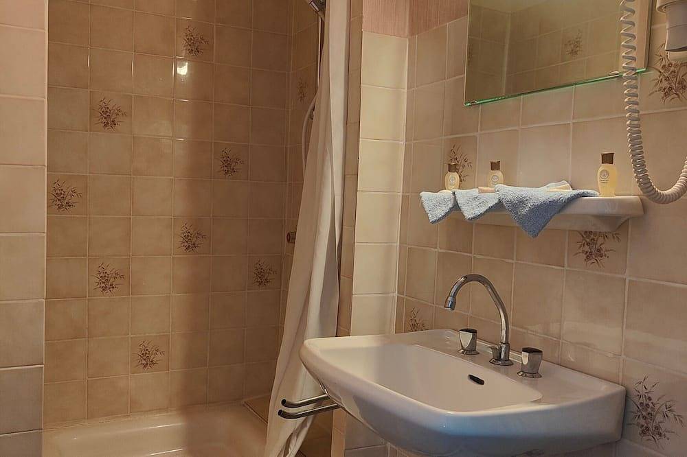 Entire apartment, Chambre « Domaine du Noyer » with Shared Terrace, Balcony, and Wi-Fi in La Vôge-les-Bains, Épinal region