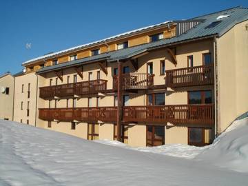 Parc de vacances pour 3 personnes, avec sauna et piscine ainsi que terrasse et vue à Les Moussières
