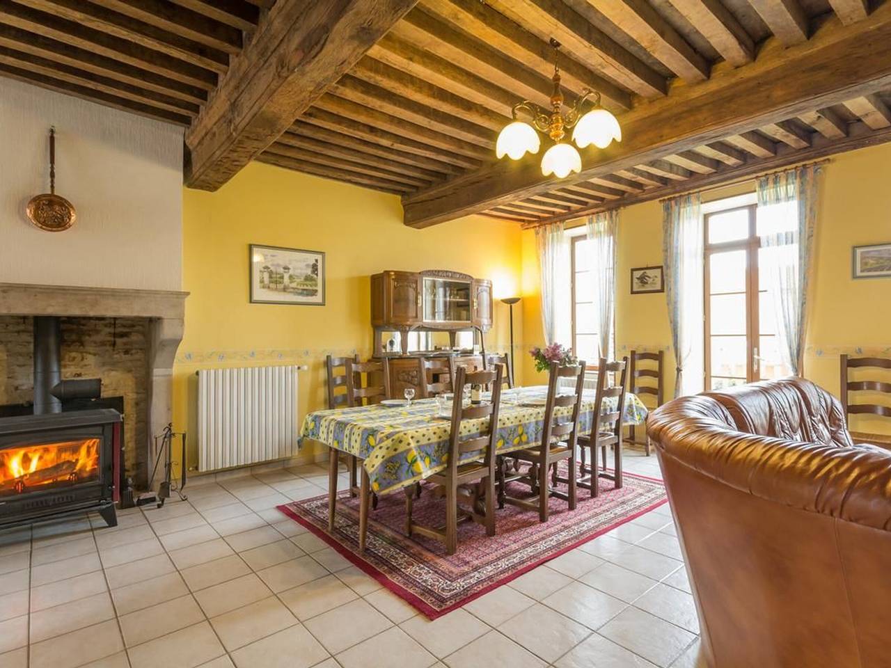 Gîte voor 9 personen met terras in Montceau-et-Écharnant, Beaune en omgeving