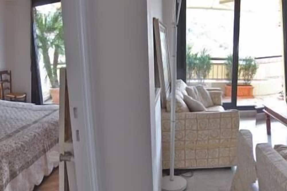 Hel lägenhet, Renovated apartment, top floor, sea view, landscaped terrace 40m2, in Beaulieu-sur-Mer, Nice region