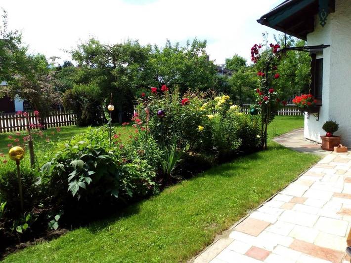 Ferienwohnung für 3 Personen, mit Balkon und Terrasse sowie Garten in Übersee