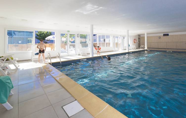 Gîte pour 8 personnes, avec piscine ainsi que terrasse et sauna, adapté aux familles à Le Tronchet - 2