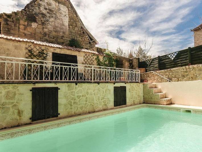 Location de vacances pour 4 personnes, avec Terrasse ainsi que Piscine et Sauna à Coubjours