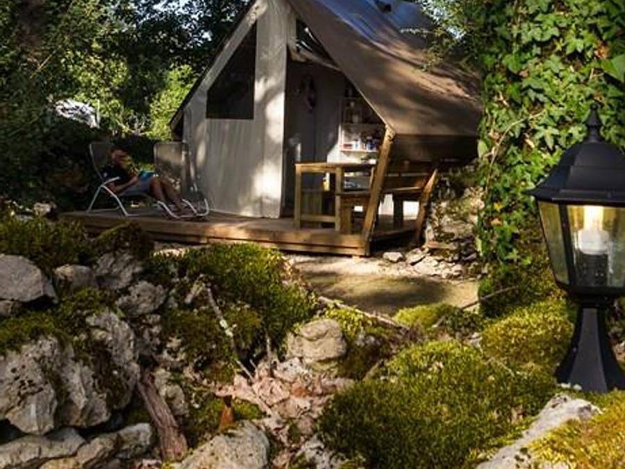 Camping Domaine La Faurie - Safarizelt 4 personen - Komfortzelt - 2 Zimmer - Küche - ohne Sanitäranlagen 4 pers. in Séniergues, Regionaler Naturpark Causses du Quercy