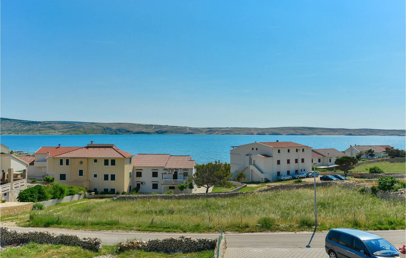 Appartement de vacances entier, Charmant appartement avec vue sur la mer, terrasse et barbecue, à 1,5 km de la plage in Kustići, Pag