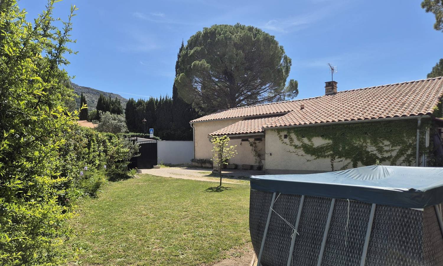 Maison de vacances «  Louvanna » avec vue sur le Luberon, Wi-Fi et climatisation in Taillades, Parc naturel régional du Luberon