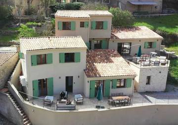Location de vacances pour 8 personnes, avec terrasse à Esparron-de-Verdon