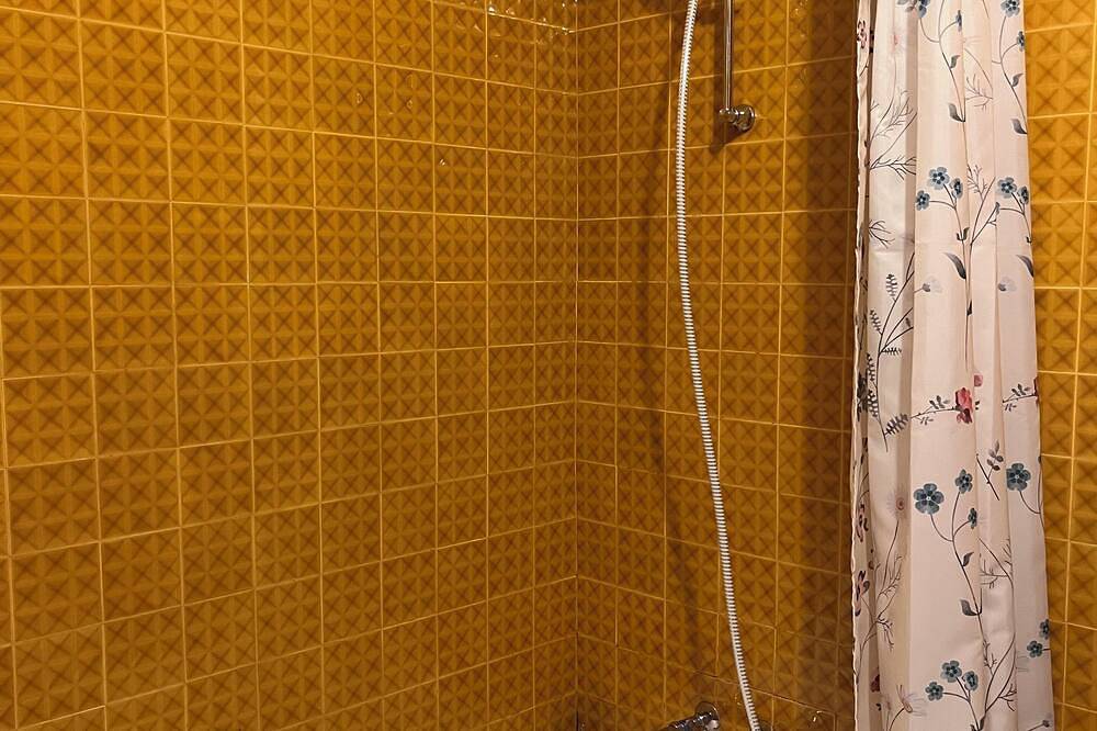 Charming Townhouse - Stunning Views of the Pyrenees - Near a Swimming Pool - Sleeps 6 in Axat, Parc naturel régional Corbières-Fenouillèdes