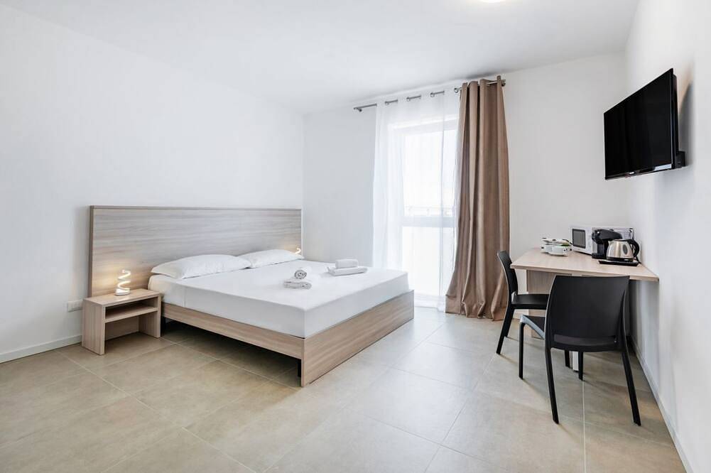 🏡 Modern & Functional Rooms in Mestre – Brand-New Guesthouse with Free Parkingperfectly located for Venice: bus no. 5 passes every 10 minutes and takes you directly to the historic center in just a few minutes! Rooms are equipped with a comfortable in Mestre, Venice