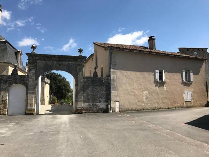 Location de vacances pour 6 personnes, avec Terrasse ainsi que Jardin et Piscine à Charras (homonymie)