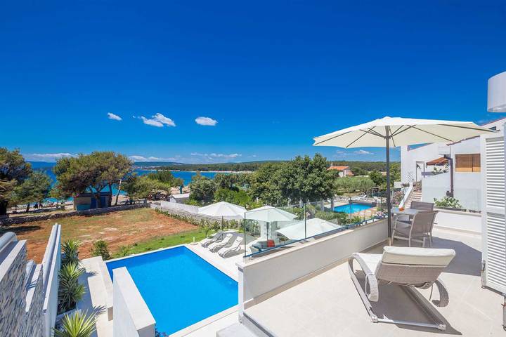 6Bd Villa for 12 with Heated Pool, Jacuzzi, First Row to the Sea in Punat, Krk